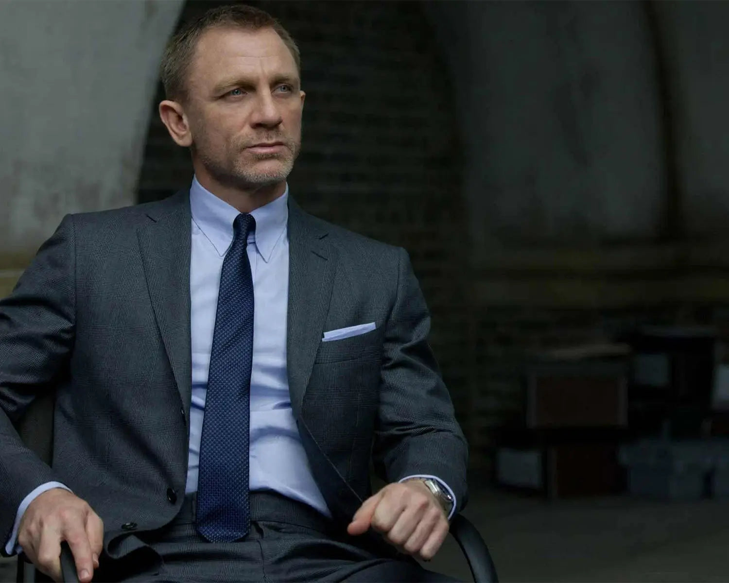 Daniel Craig in a suit with a dress shirt, perfect for a wedding day occasion