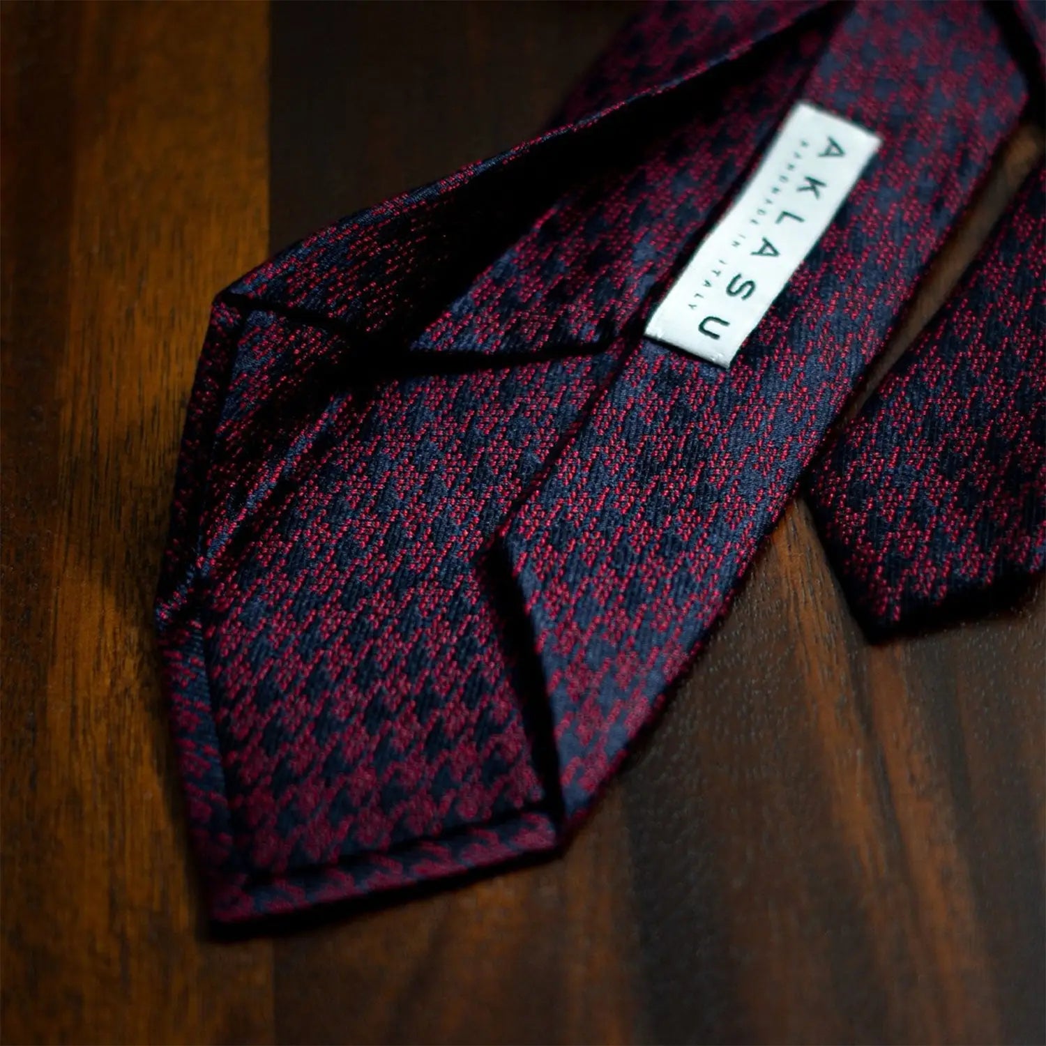 Burgundy and black patterned necktie for buying clothes online in your style guide