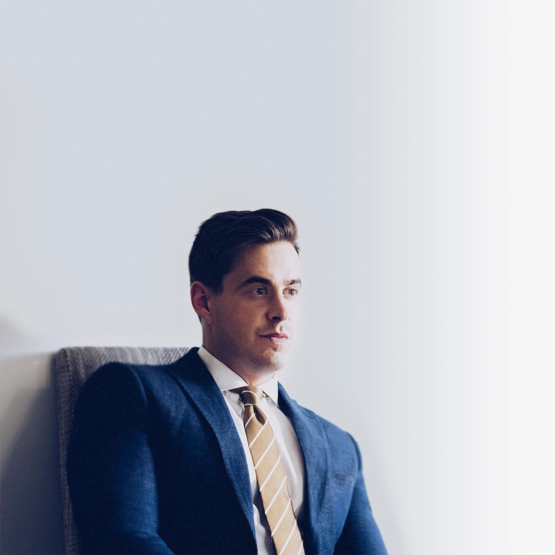 Politician outfits: Man in suit and tie exuding leadership and confidence