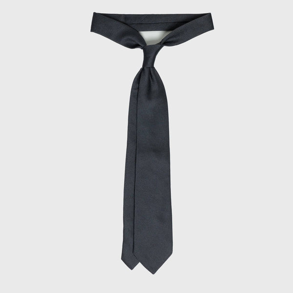 Always Bet on Black: Pairing a Black Tie Aklasu Always Bet on Black: Pairing a Black Tie Aklasu